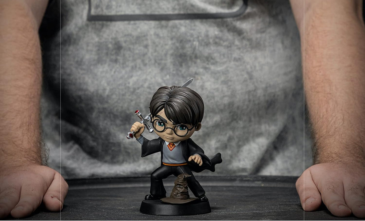 Iron Studios MiniCo Harry Potter - Harry Potter with Sword of Gryffindor Figurine